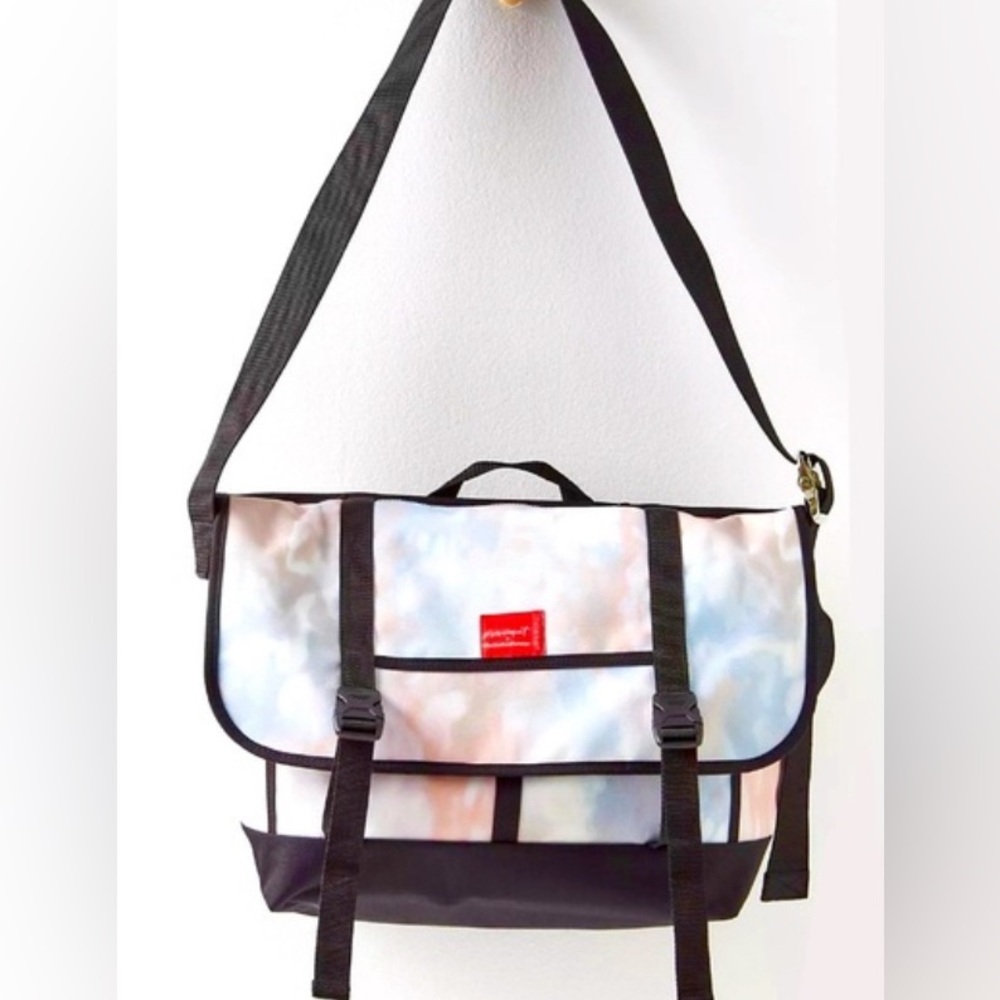 Free peoplee movement messenger bag